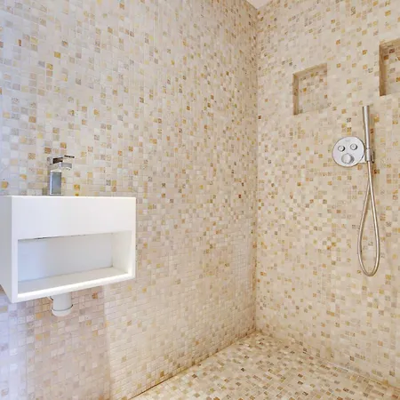 Somptuous Terrace-3br-6pcenter Of Appartement